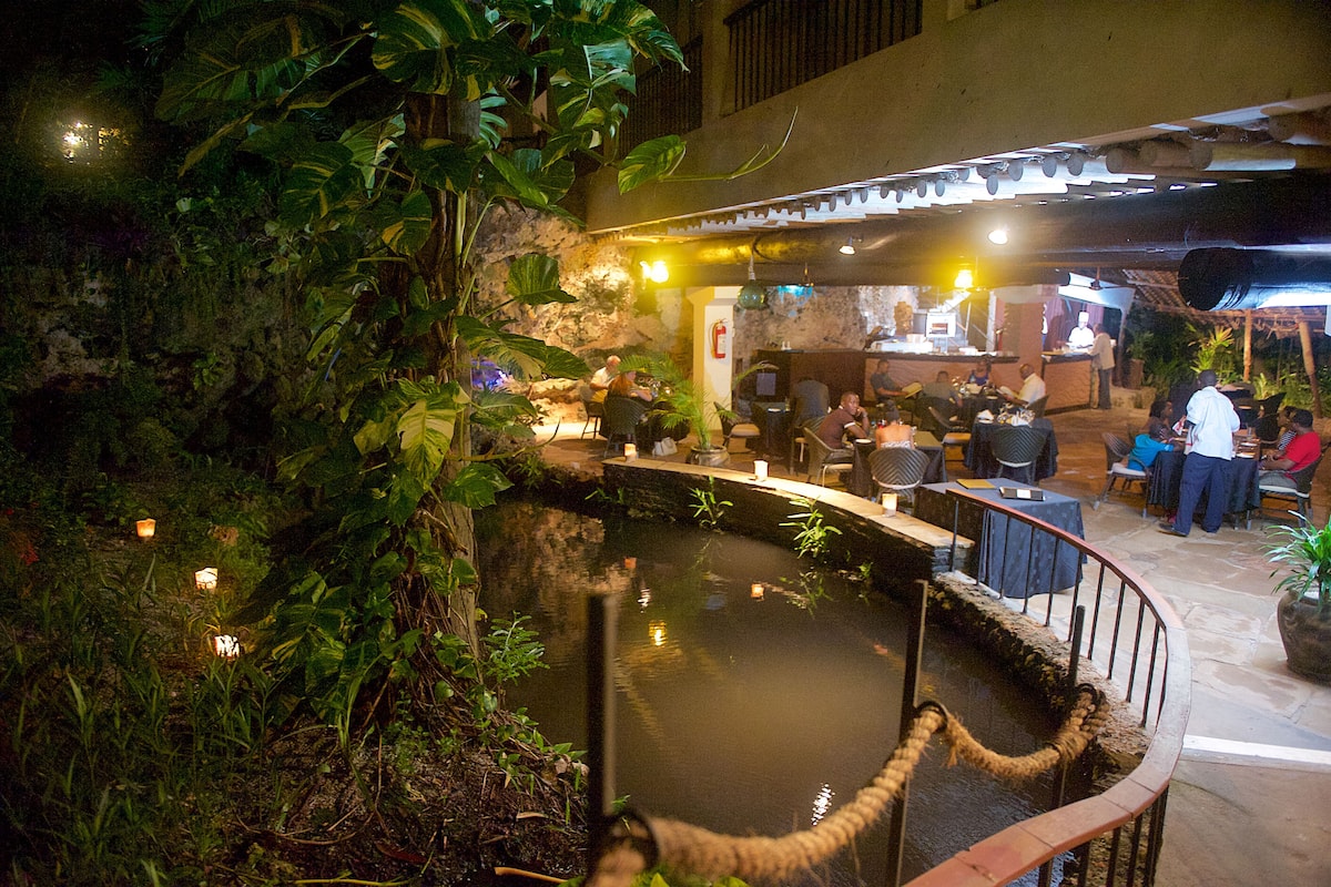 3 restaurants, breakfast, lunch, dinner served; seafood