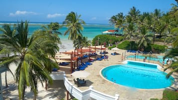 3 piscines extérieures, parasols de plage