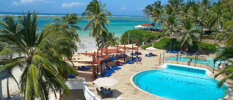 3 buitenzwembaden, parasols voor strand/zwembad