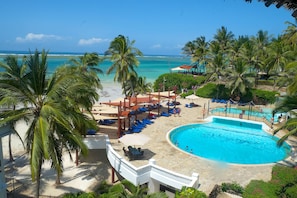 A resort with a swimming pool, beach, and palm trees. - Voyager Beach Resort (Mombasa)
