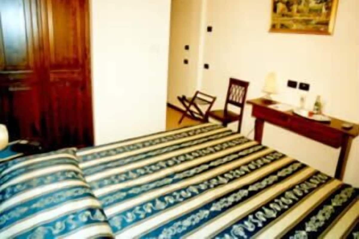 Double Room Artisti | Select Comfort beds, minibar, in-room safe, desk