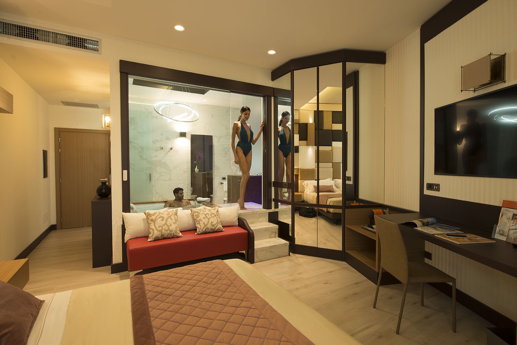 Suite (Jacuzzi) | Biancheria da letto ipoallergenica, minibar, una cassaforte in camera