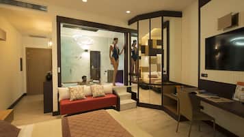 Suite (Jacuzzi) | Biancheria da letto ipoallergenica, minibar, una cassaforte in camera