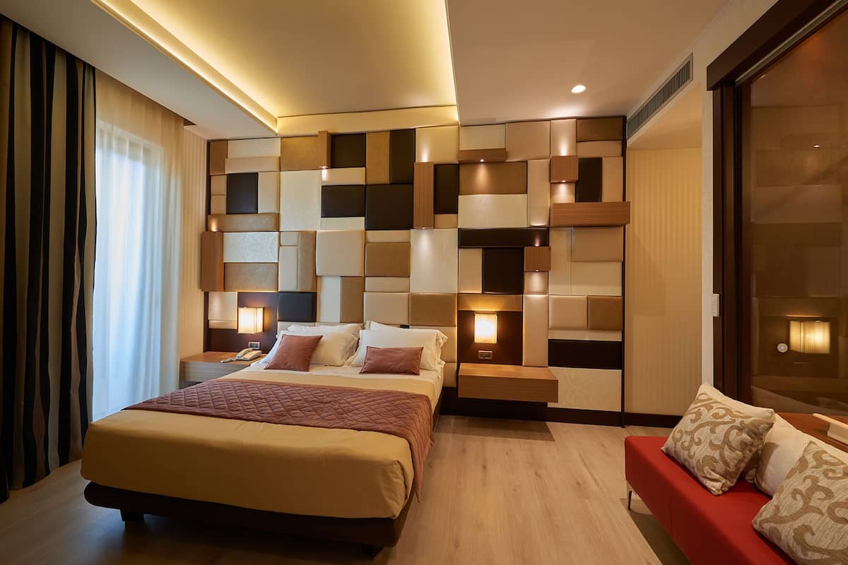 suite (jacuzzi) | 1 bedroom, hypo-allergenic bedding, minibar, in-room safe