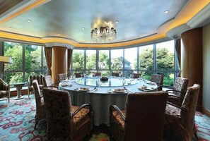 2 restaurants; breakfast, lunch, and dinner served