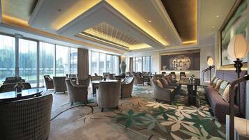 Daily buffet breakfast (CNY 158 per person)