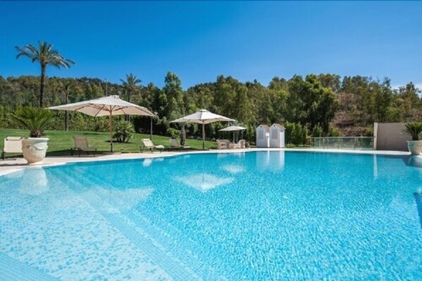 Outdoor pool, pool loungers