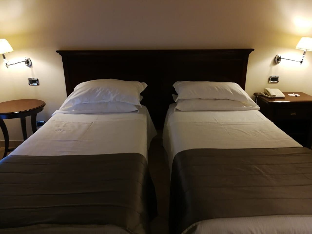 classic twin room, 2 single beds | premium bedding, minibar, in-room safe, desk