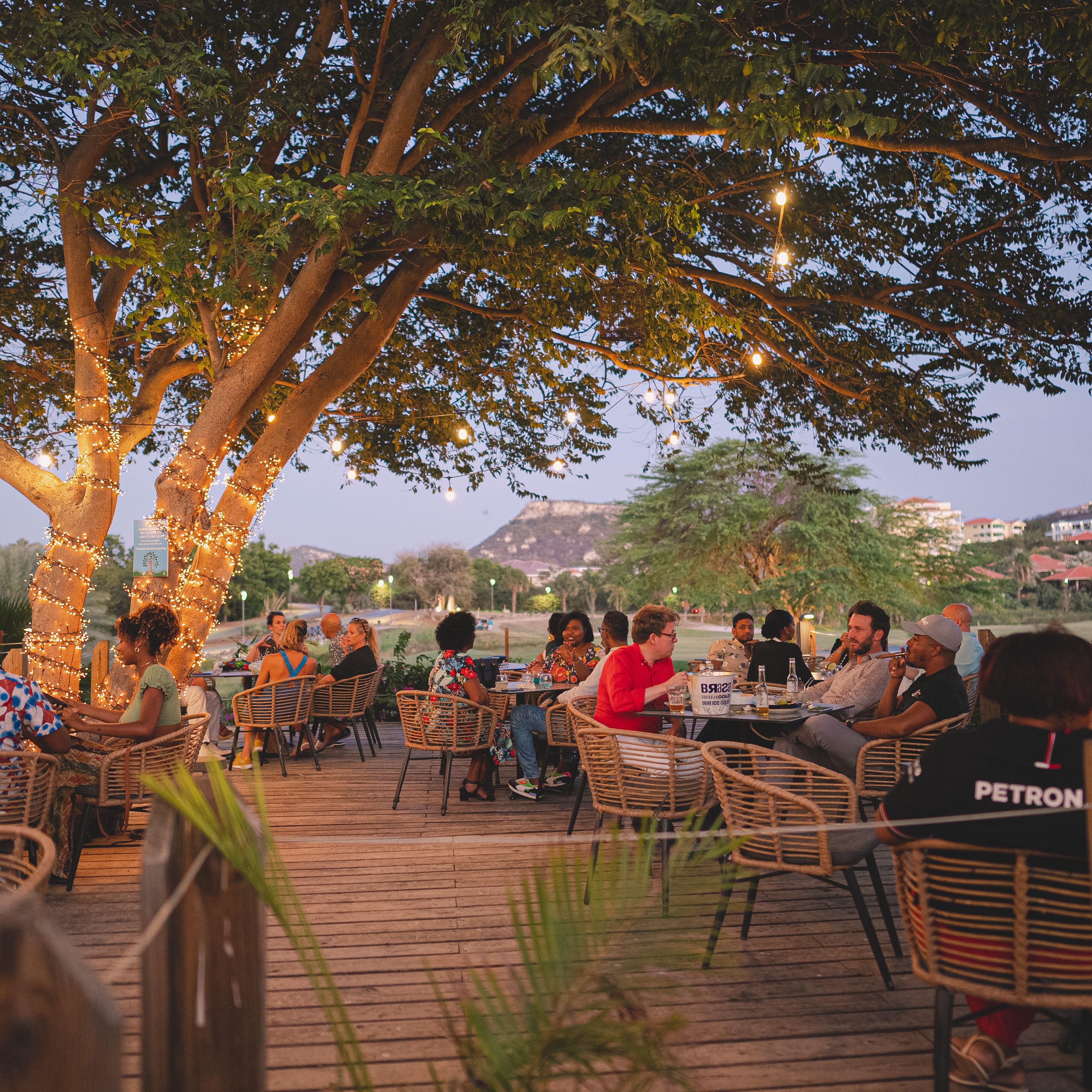 4 restaurants, breakfast, lunch, dinner served; international cuisine