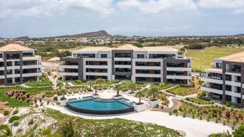 Vista frontal de la propiedad