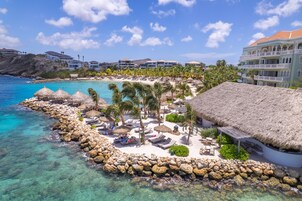 Playa privada, arena blanca, camas de playa gratis
