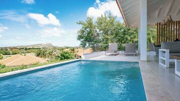 Piscine extérieure, parasols de plage, chaises longues
