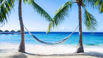 Playa privada, arena blanca, camas de playa gratis