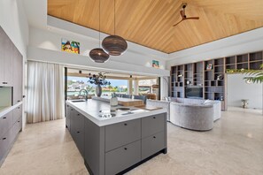 Villa de lujo | Cocina privada | Frigorífico grande, microondas, horno y placa de cocina