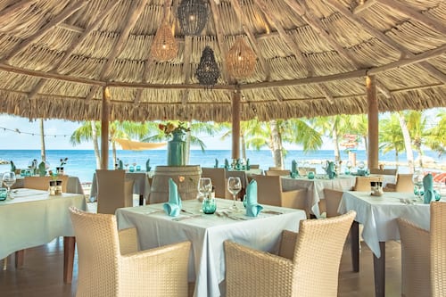 4 restaurants, breakfast, lunch, dinner served; international cuisine