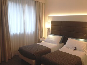 Kamar Twin Standar, 2 Tempat Tidur Twin | Seprai premium, selimut bulu angsa, dan tempat tidur Select Comfort