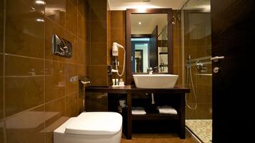 Dusche, umweltfreundliche Kosmetikartikel, Haartrockner, Bidet
