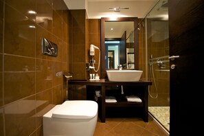 Een douche, milieuvriendelijke toiletartikelen, een haardroger