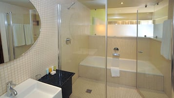 Une salle de bain moderne avec une douche à parois de verre, une baignoire et un lavabo.