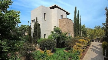 Vila, 1 quarto, banheira de hidromassagem, ao lado da piscina | Fachada da propriedade