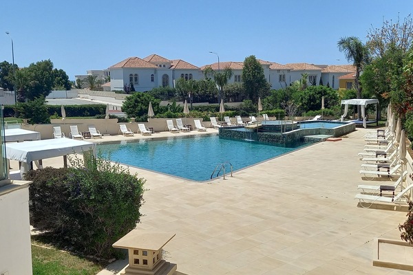 Piscine extérieure, parasols de plage, chaises longues
