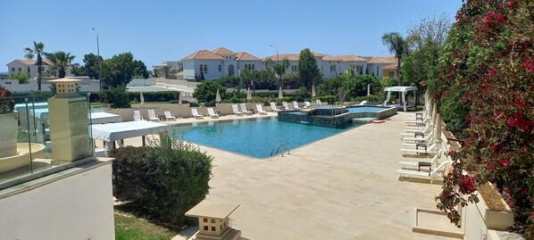 Outdoor pool, open 9:00 AM to 6:00 PM, pool umbrellas, sun loungers - E Hotel Spa & Resort Cyprus (Pervolia)