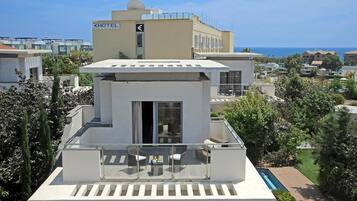 Egyptian cotton sheets, minibar, in-room safe, desk