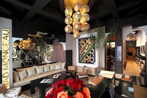 Lobby lounge