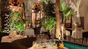 2 restaurants servant le déjeuner et le dßner, plats Cuisine marocaine