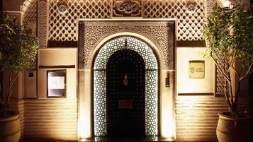 Fassade der Unterkunft – Abend/Nacht