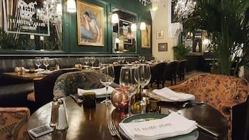 2 restaurants; lunch and dinner served