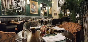 2 restaurants; lunch and dinner served