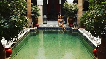 Una piscina al aire libre