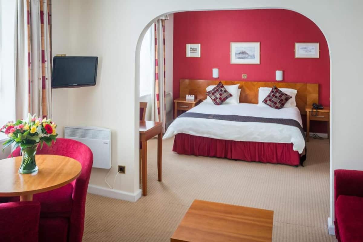 Suite | In-room safe, desk, iron/ironing board (on request), WiFi (free)