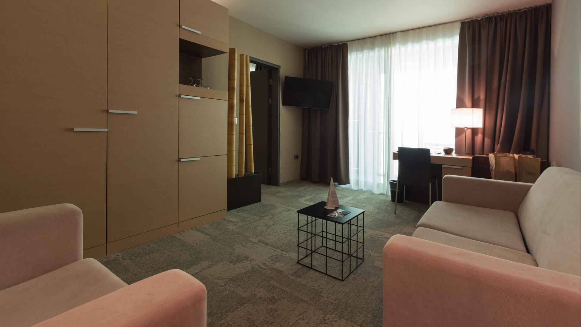 junior suite | minibar, in-room safe, desk, soundproofing