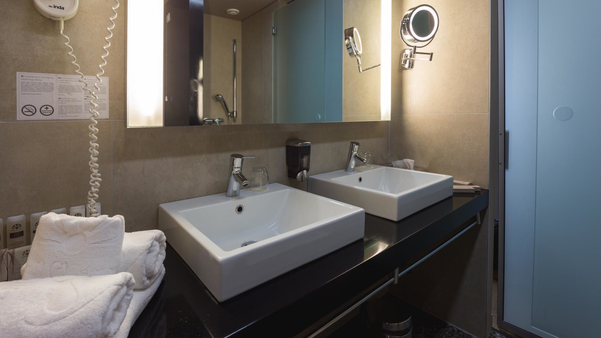 suite | minibar, in-room safe, desk, soundproofing