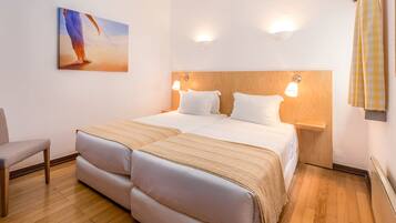 Departamento, 3 habitaciones | Caja de seguridad en la habitación, escritorio y cortinas blackout