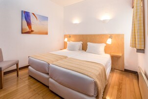 Caja de seguridad en la habitación, escritorio y cortinas blackout 