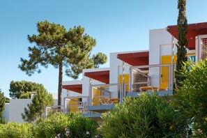 Caja de seguridad en la habitación, escritorio y cortinas blackout