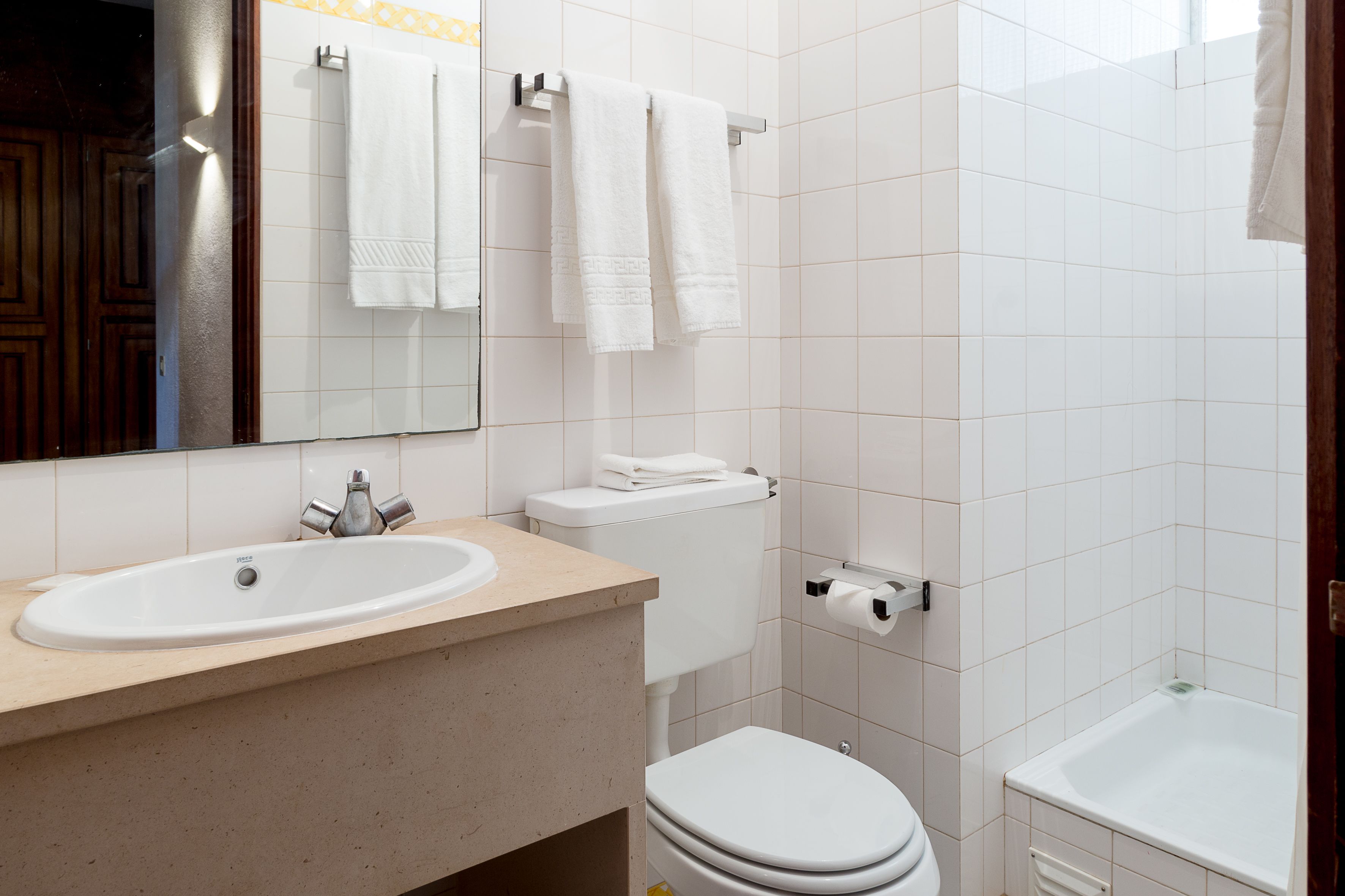 Une salle de bain avec un lavabo, des toilettes et une baignoire.