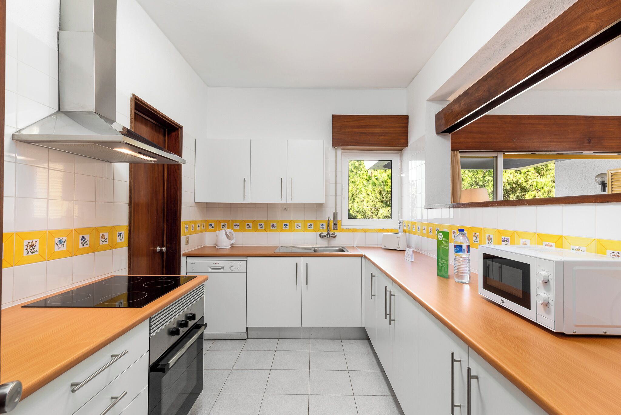 Private kitchen | Fridge, microwave, stovetop, dishwasher