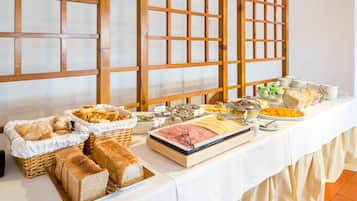 Daily continental breakfast (EUR 11.00 per person)
