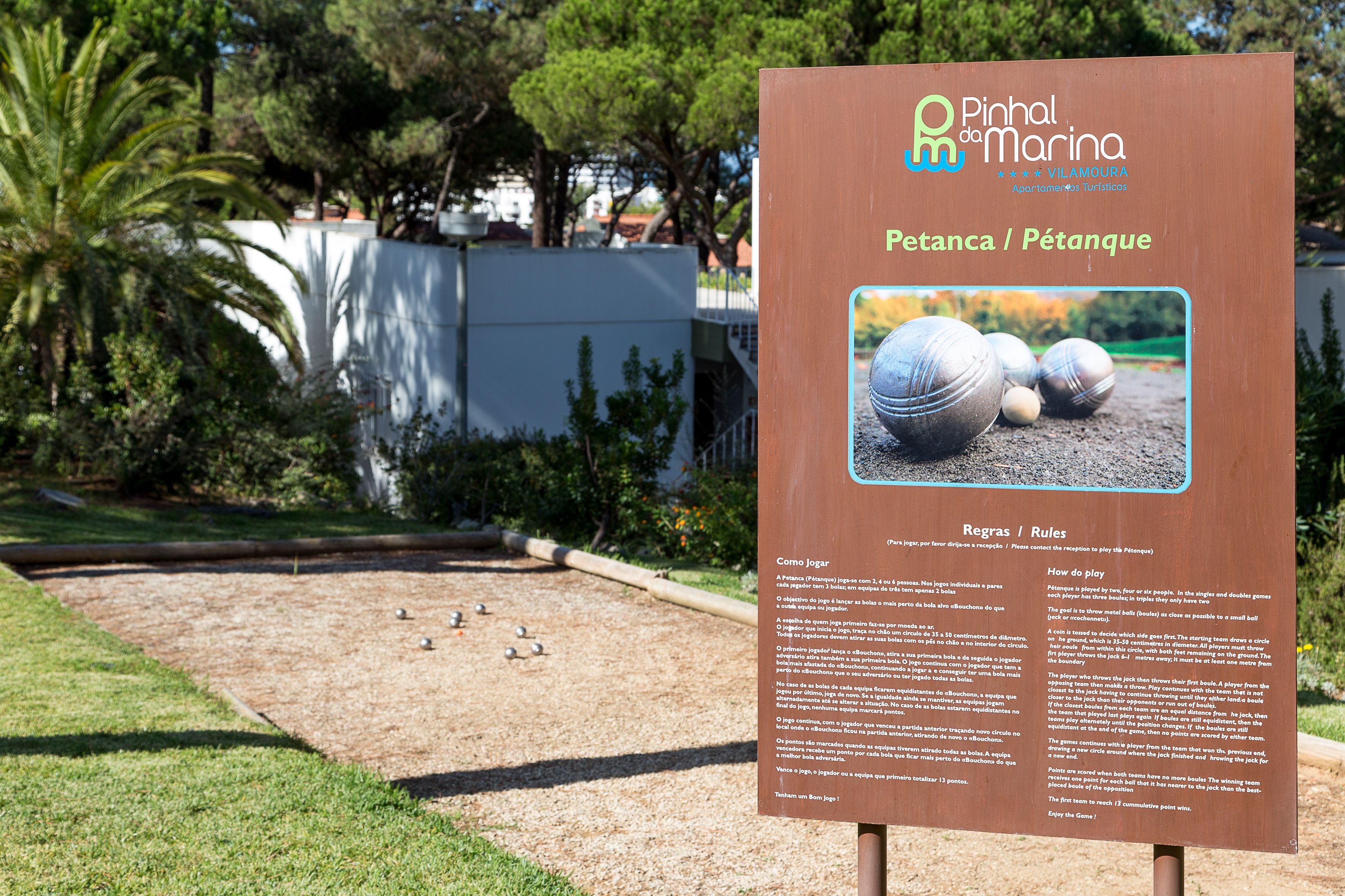Un cartel de Pinhon da Marina que detalla las reglas y el juego de Petanca/Pétanque.