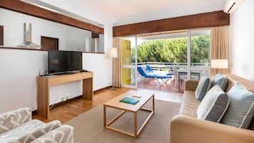 Appartement, 2 chambres | Salle de séjour | Télévision LED de 32 pouces avec chaßnes par cùble, télévision