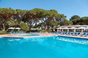 3 piscinas externas, funciona das 9h às 20h, guarda-sóis