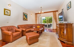 Deluxe appartement, 2 slaapkamers, keuken | Bedden met traagschuimmatrassen, een minibar, een bureau