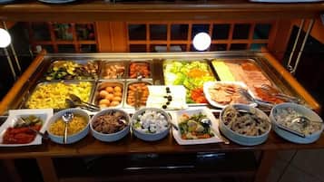 早餐,供應午餐和晚餐