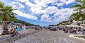 Beach nearby, beach cabanas, sun-loungers, beach umbrellas - Hotel Dubrovnik (Dubrovnik)