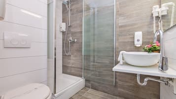 Double Room (1) | Salle de bain | Douche, articles de toilette gratuits, sèche-cheveux