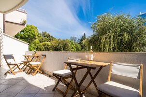 Apartamento luxo, 2 quartos, cozinha | Vista do quarto